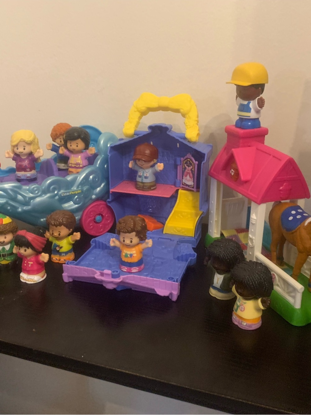 Little people 15 includes house-carry all purse and chariot horse & stable